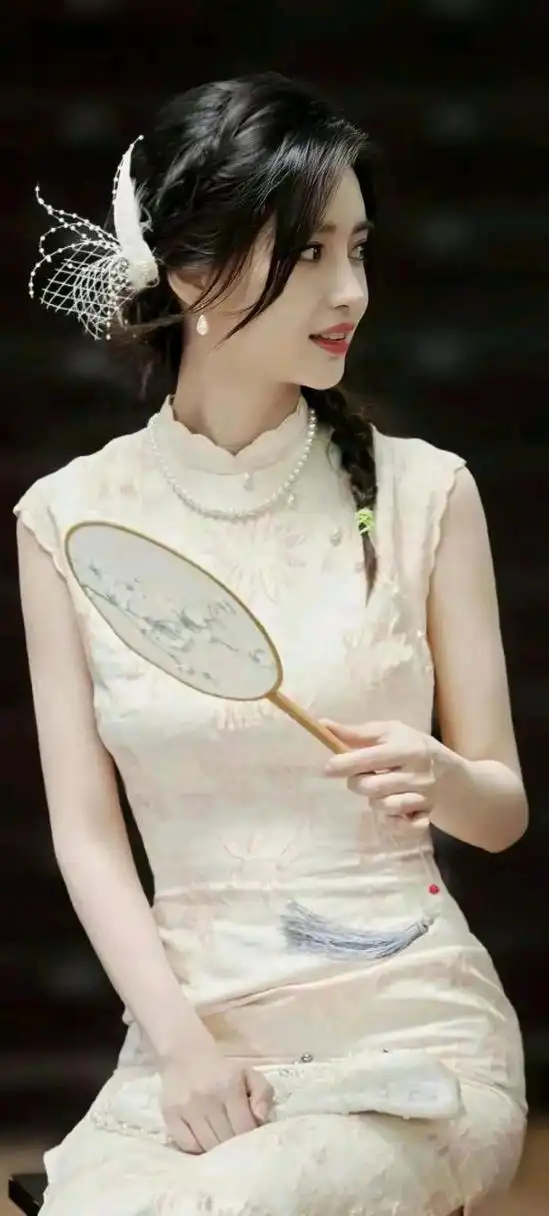 杨颖这套旗袍穿搭太美了,乳白色群体装饰粉色刺绣,搭配凤凰发髻,手拿