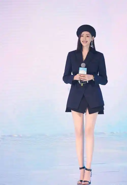 原创张天爱这身材确实好黑色t恤配白色包臀裙侧面看s形真是羡慕