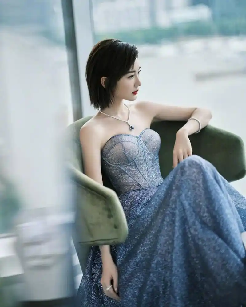 毛晓彤穿星空蓝闪钻抹胸裙,气质高贵灵动  毛晓彤身着星空蓝闪钻抹胸