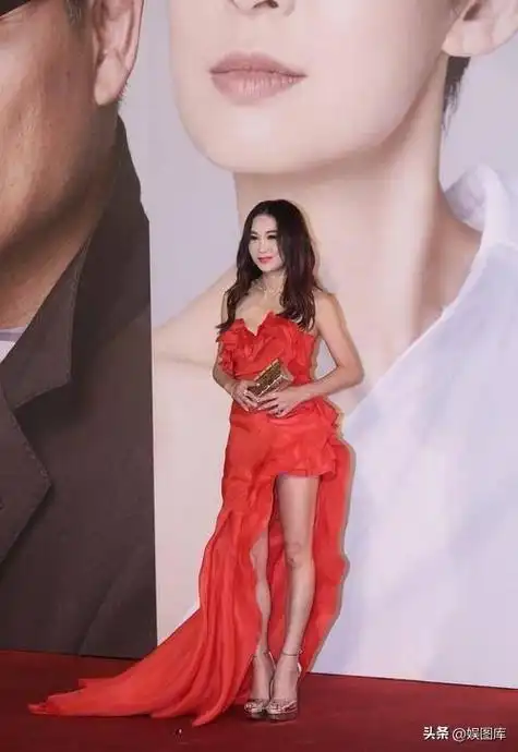 57岁温碧霞晒性感照年过半百出门只穿内裤对自己身材很自信