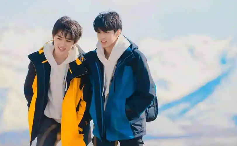 宋亚轩刘耀文重回校园,录制节目全程高甜,这就是"竹马"情吧