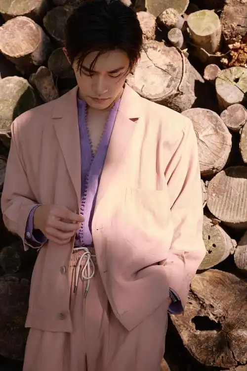 易烊千玺粉色西装亮相威尼斯晚宴,气质直击人心