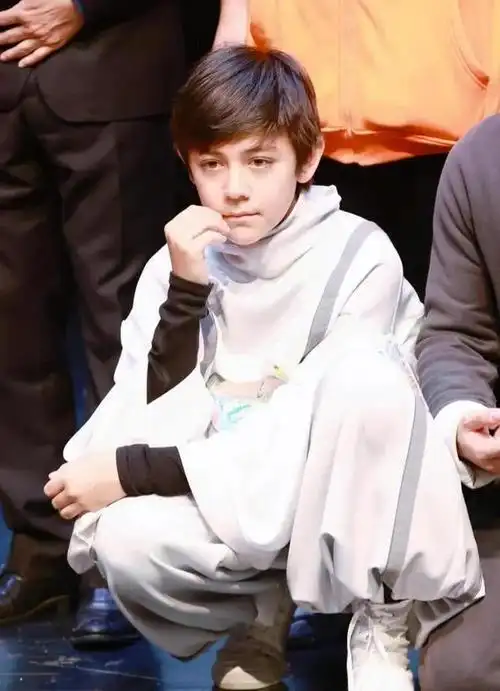 网友偶遇刘烨儿子,12岁诺一又长高长帅,颜值气质如王子般出众