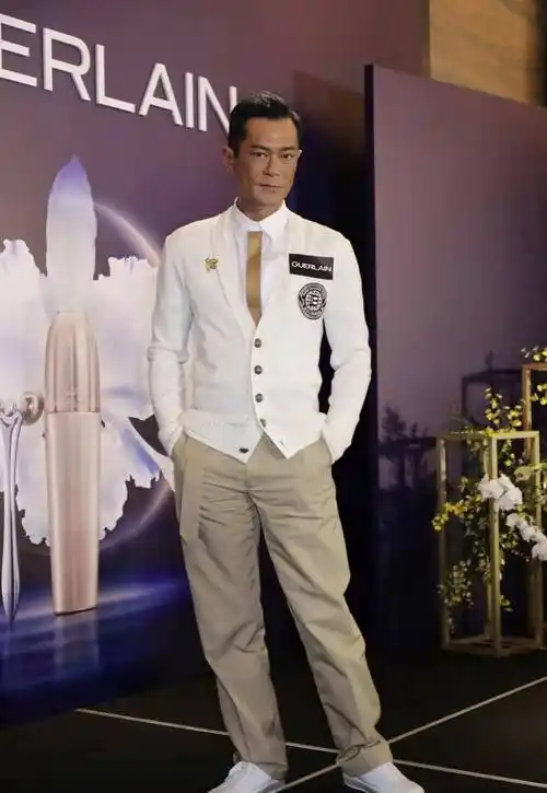 原创古天乐和宣萱合体亮相情侣造型共同演绎初恋白又美又甜