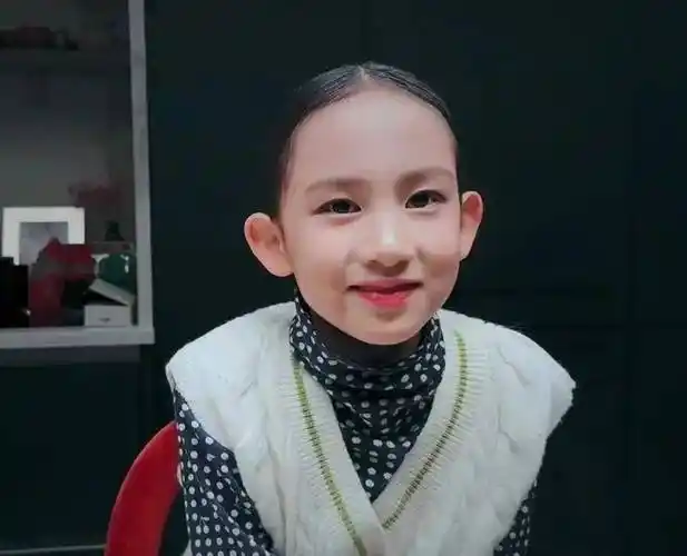孙莉晒二女儿,黄少艾10岁就梳中分油头眼神老成,又一个黄多多