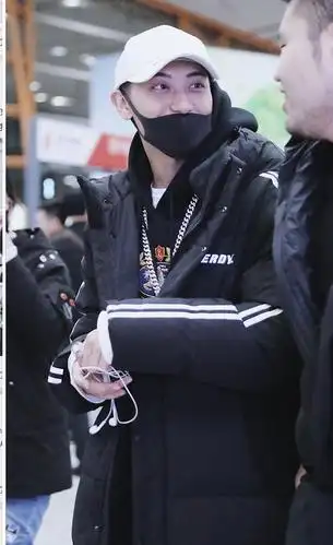 黄子韬穿黑色长款羽绒服现身机场衣架子身材天生的模特有型有款