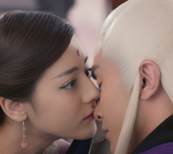 迪丽热巴经典吻戏:图2很动情,图4只愿岁月静好!