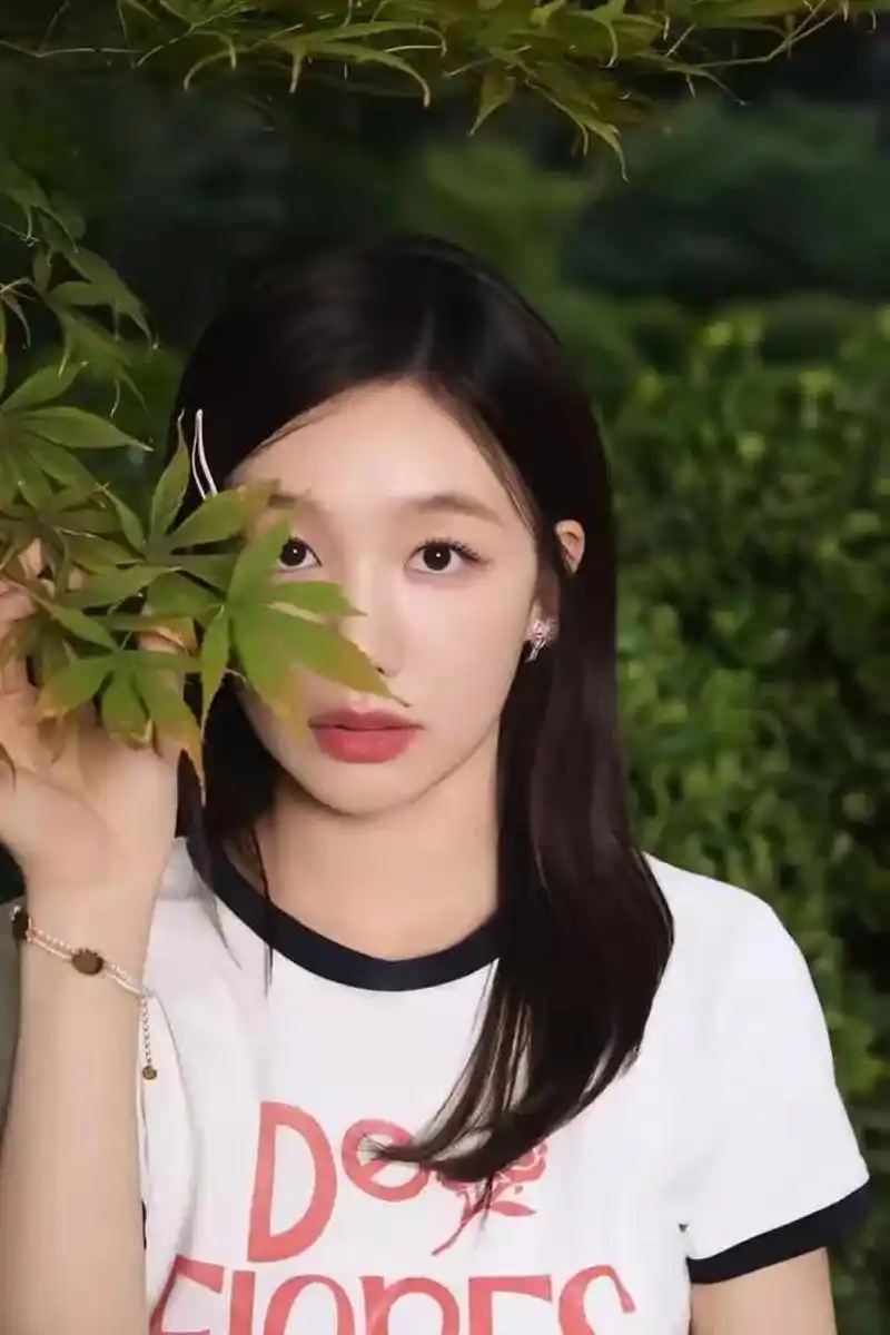 小彩虹徐梦洁晒写真美照,穿得粉粉嫩嫩的,嘴角弯弯,阳光活力!