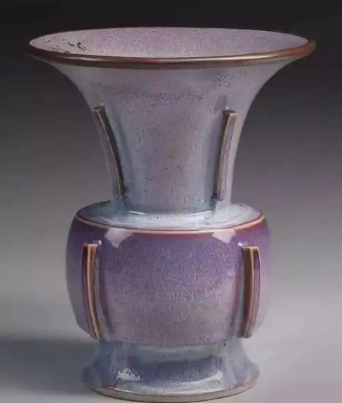 还有北京故宫博物院收藏的月白釉出戟尊,上海博物馆收藏的钧窑月