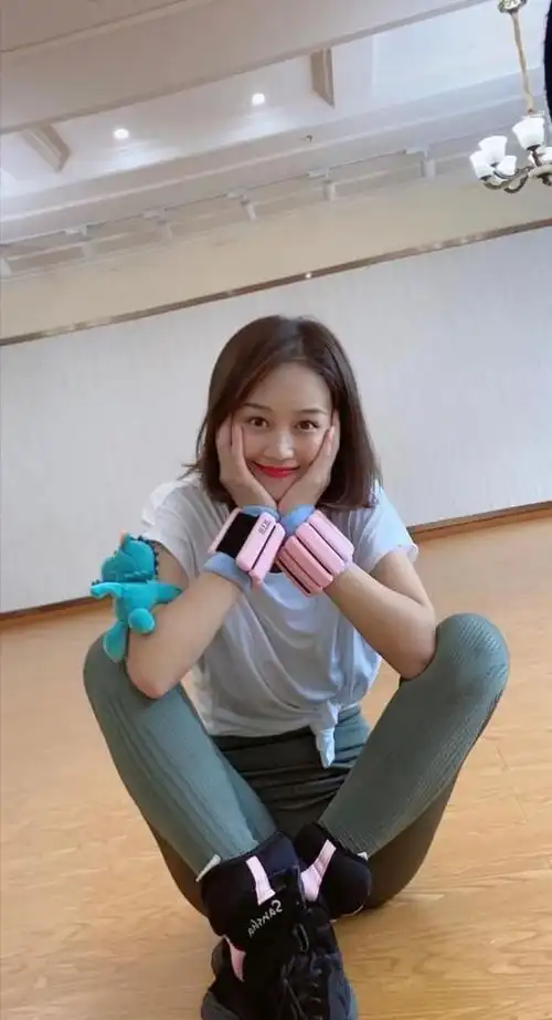 蓝盈莹妈妈:美貌不输女儿,离异带女改嫁富豪,为女儿找个好后爸