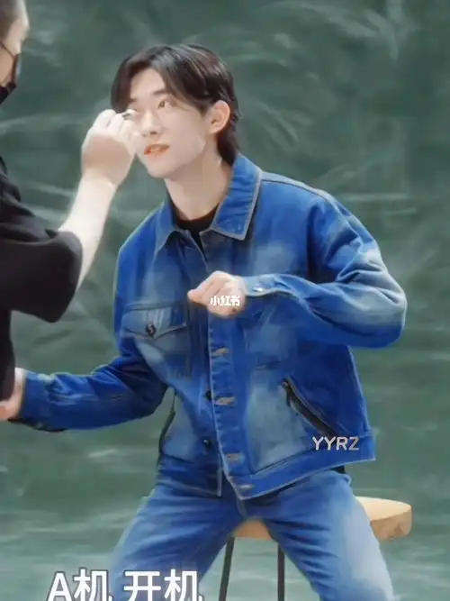 易烊千玺怎么在偷偷可爱