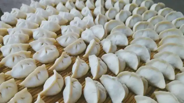 河南农村包饺子:烧起地锅煮萝卜丝,配上五花肉和大葱,看看中不中