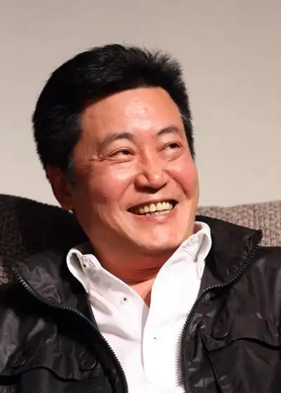 赵宝刚为演员示范跳水戏