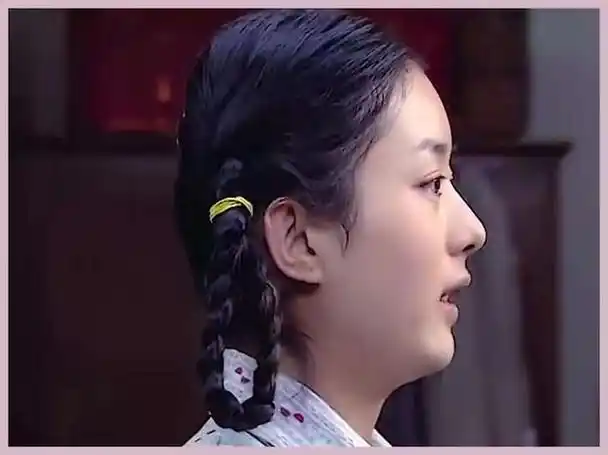 赵丽颖,以前是人人喜爱的娃娃脸美女,如今已37岁,步入了30多岁的行列.