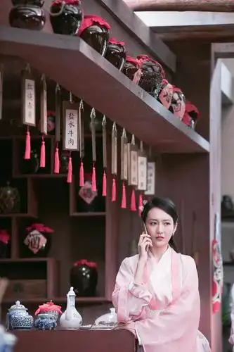 王鸥粉色古装唱京剧仙气足 对镜梳妆眼神迷人美如画