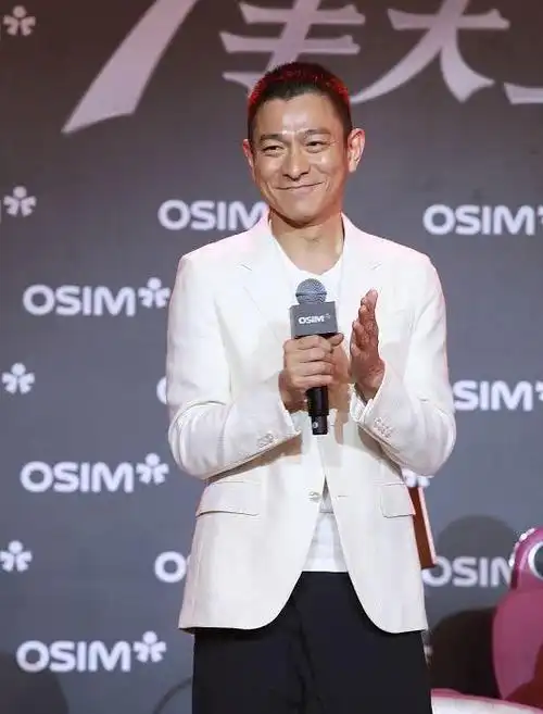 刘德华大病初愈面容消瘦笑到扶腰寸头利落帅气天王范依旧