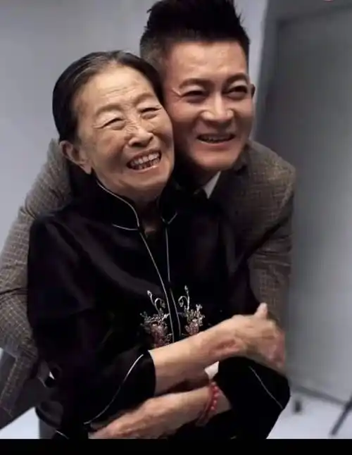 她是"慈母专业户",现实中却被儿子啃老,丑娘晚年过得很凄凉_张少华