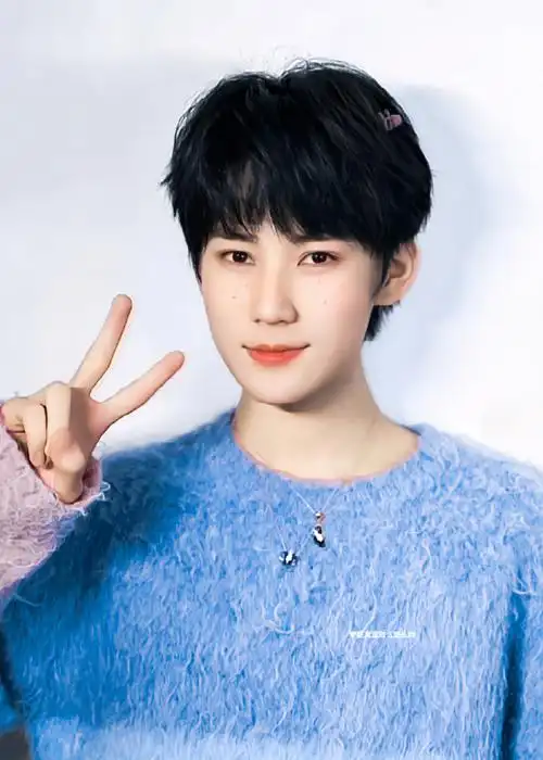 #张真源文艺风随拍live图##张真源北京大学生音乐节舞台镜头#