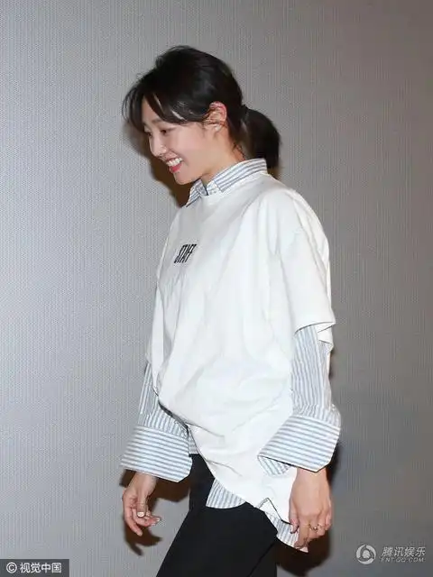 白百何素颜发福呵欠不断无名指戒指很抢镜