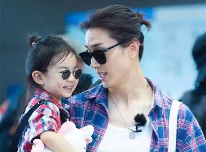 李承铉请求不要跟拍lucky 遭强怼摄像头lucky受惊