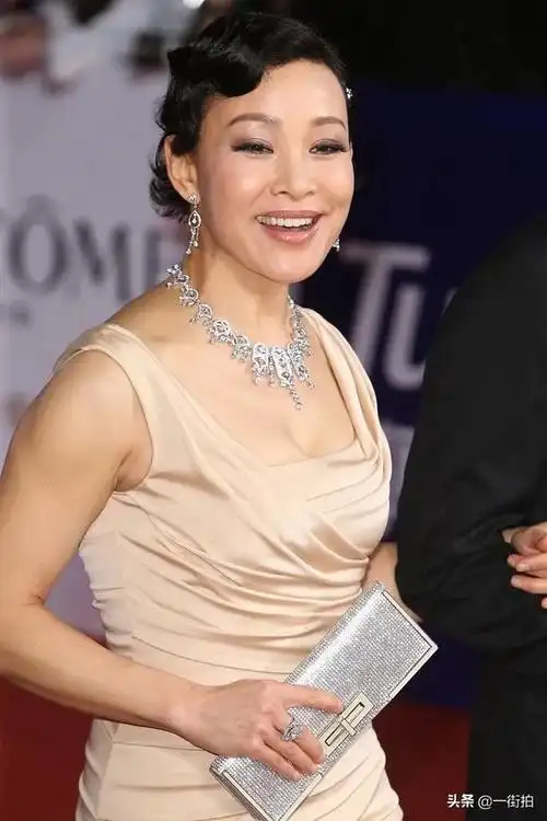 [时尚探究社]陈冲穿衣真放得开!