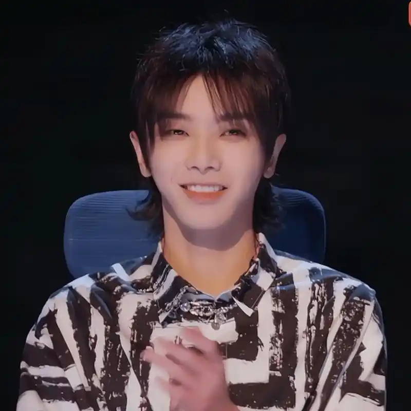 吴青峰华晨宇5年后再评邓典#  看到这个画面莫名感觉有点温馨和感动