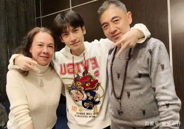 肖战爸爸帅,鹿晗爸爸有钱,看到罗云熙爸爸:想嫁