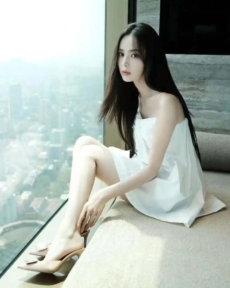 古力娜扎最新po照! 大长腿出镜, 黑长直的秀发和大眼睛看起来很清纯!