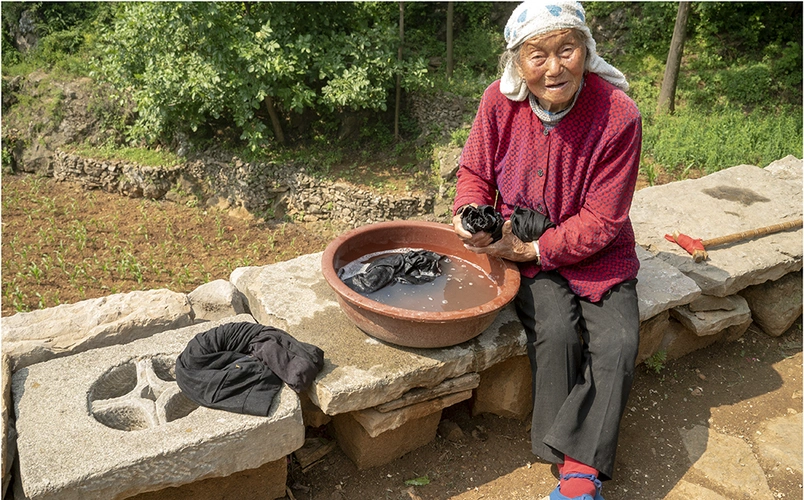 大山里有一位94岁的小脚老太太,看看她一天之中都干些啥