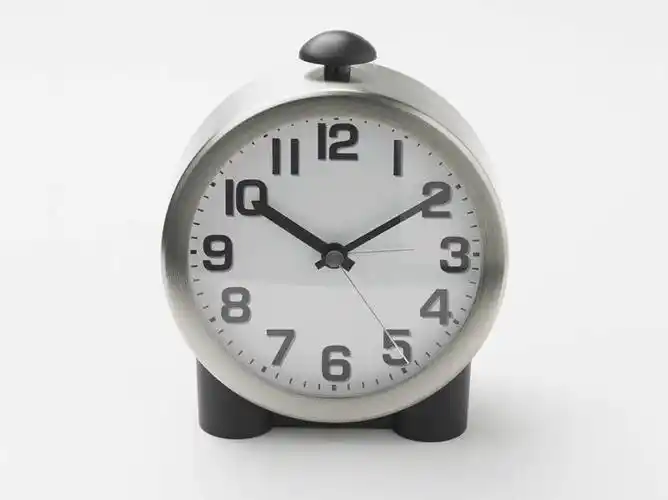 横图,俯视,室内,特写,白天,白色背景,桌面,桌子,静物,闹钟,时间,时钟