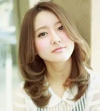 卷发,就成了一款灵动清新又甜美的2016年新款中分刘海梨花头发型了呢