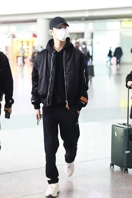 王凯身材真有型穿棉服大衣配牛仔裤182cm身高挺抢眼的