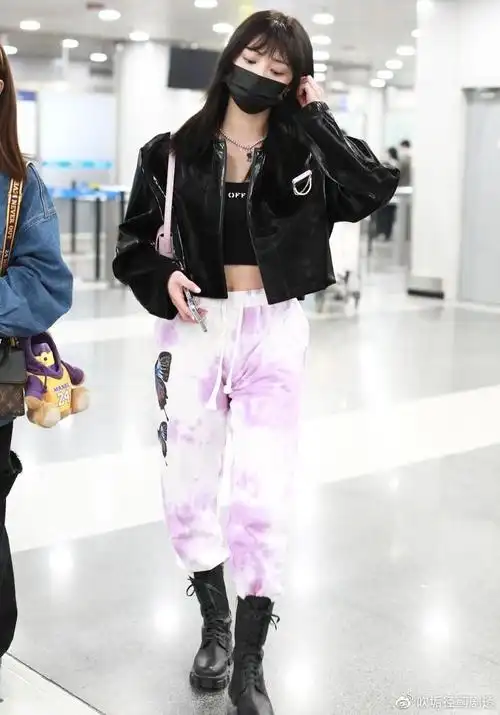 机场街拍周洁琼黑色皮衣露脐抹胸扎染运动裤潮范美丽