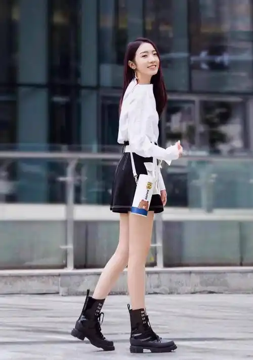 原创孟美岐换了奶奶灰发色更时髦穿白t恤配阔腿裤显白显气质