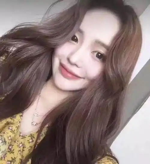 冬天染什么样的头发颜色,会显得更加的白嫩,亚麻色和灰棕色不错