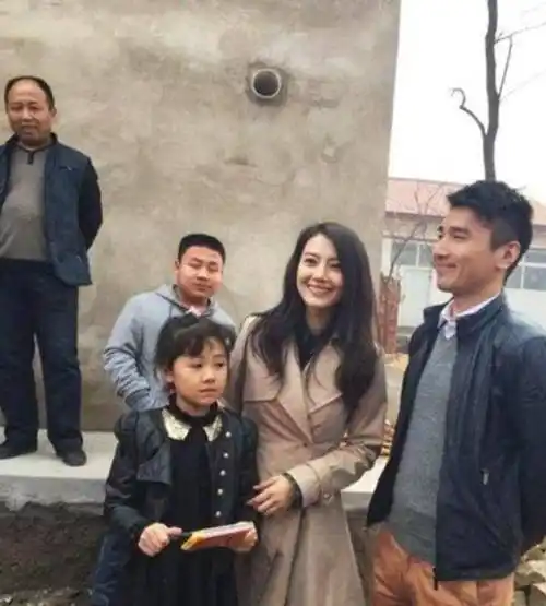 回到老家的明星:赵丽颖满身泥浆,高圆圆没有明星架子_农活_王宝强