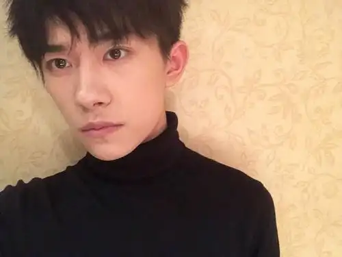 易烊千玺的ins自拍素颜加前置苏到飞起就是这黑眼圈太明显了