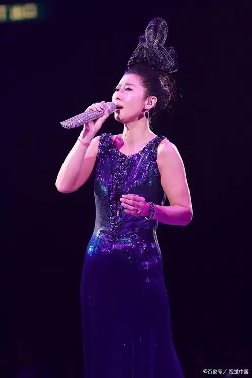 近日,叶倩文老师在一场音乐演唱会上演唱了一首经典老歌《曾经心痛》