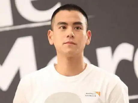 剪了圆寸的彭于晏更加帅气硬朗,不得不说这个造型非常适合他.