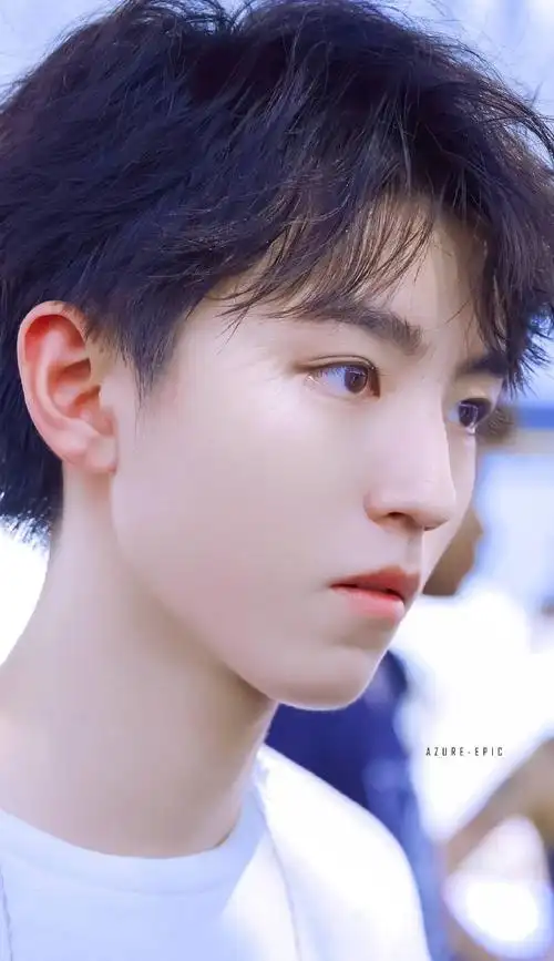 王俊凯晒侧脸照