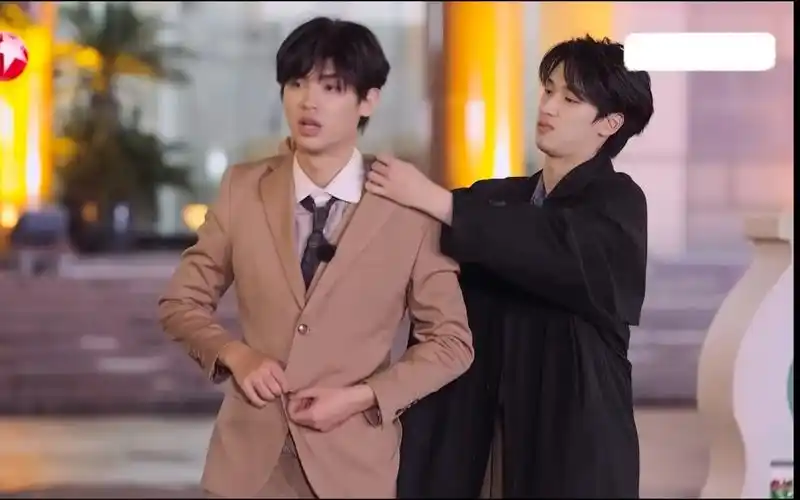 认真给黄明昊哥整理衣领的严浩翔!和黄景瑜一起护着蜡烛的严浩翔!