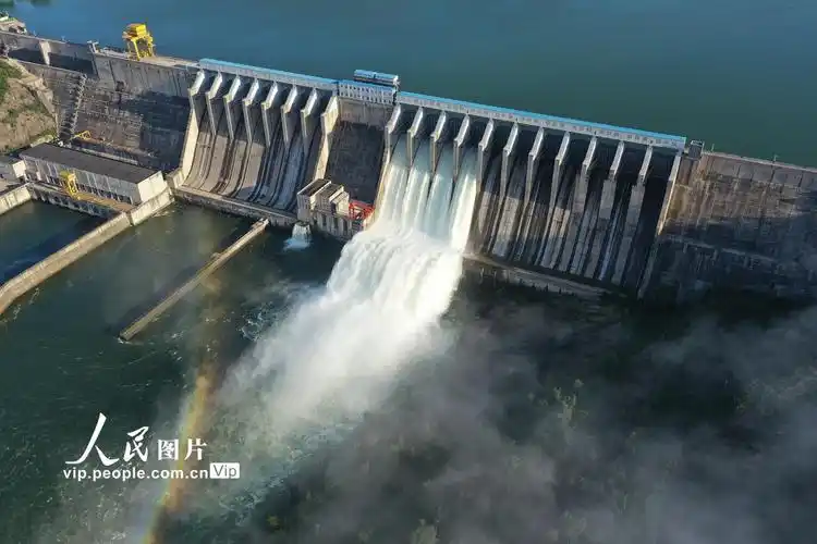 2021年8月28日,河北省唐山市迁西县潘家口水库大坝泄洪放水.