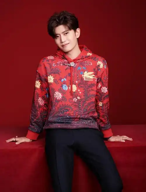 任嘉伦这种红配黑是非常经典的穿搭红色喜庆黑色高级