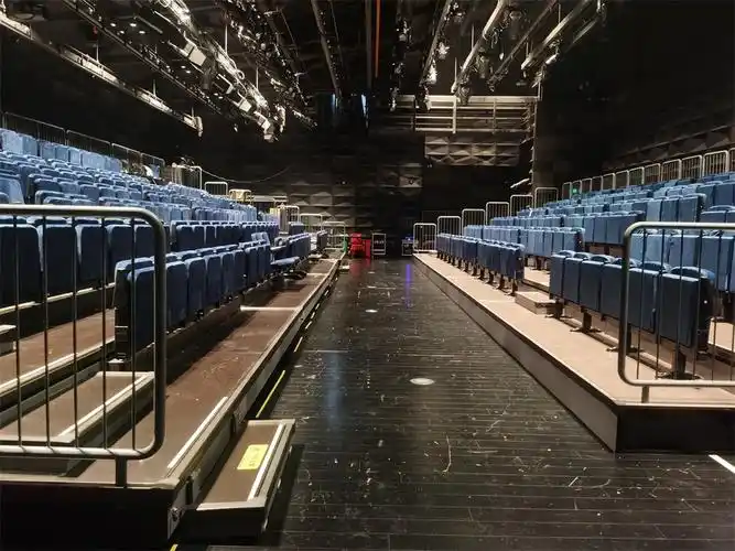 《等待多哥》首演:观众看向舞台,演员在"观众席"表演|表演_新浪财经_