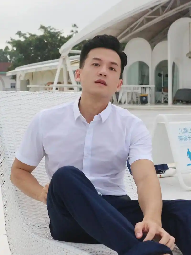 对于男生来说,白衬衫是一款非常经 - 抖音