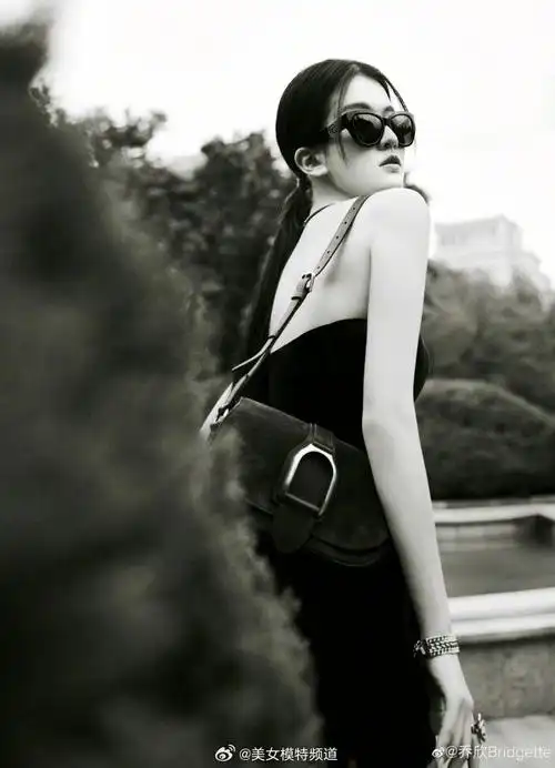 乔欣穿复古红丝绒抹胸长裙写真照曝光 皮肤白皙小露香肩