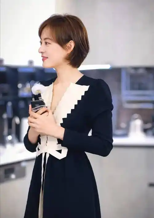 孙俪这发型也太减龄了,配高开叉丝绒裙知性优雅,腰肢纤细像少女_时候