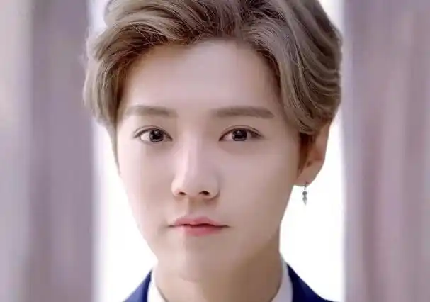 彻底隐藏不住了,鹿晗身份背景意外被曝光,原来是关晓彤高攀了