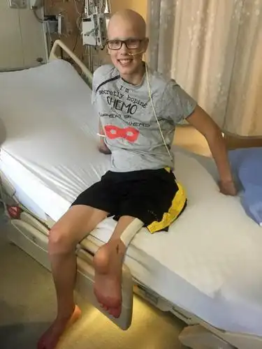 男孩大腿中有肿瘤,截肢后为正常生活,旋转180度脚后跟成新膝盖