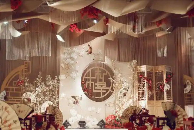中式婚礼把西式婚礼的鲜花,树枝同中国风元素结合,并依托大院地形布置